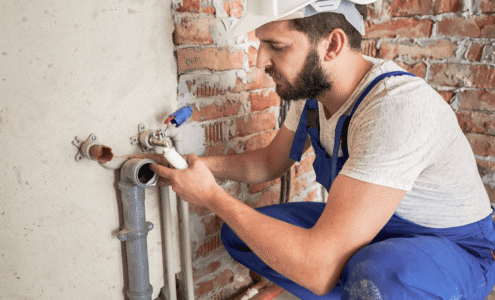 Plumber Engineer Fixing Issue