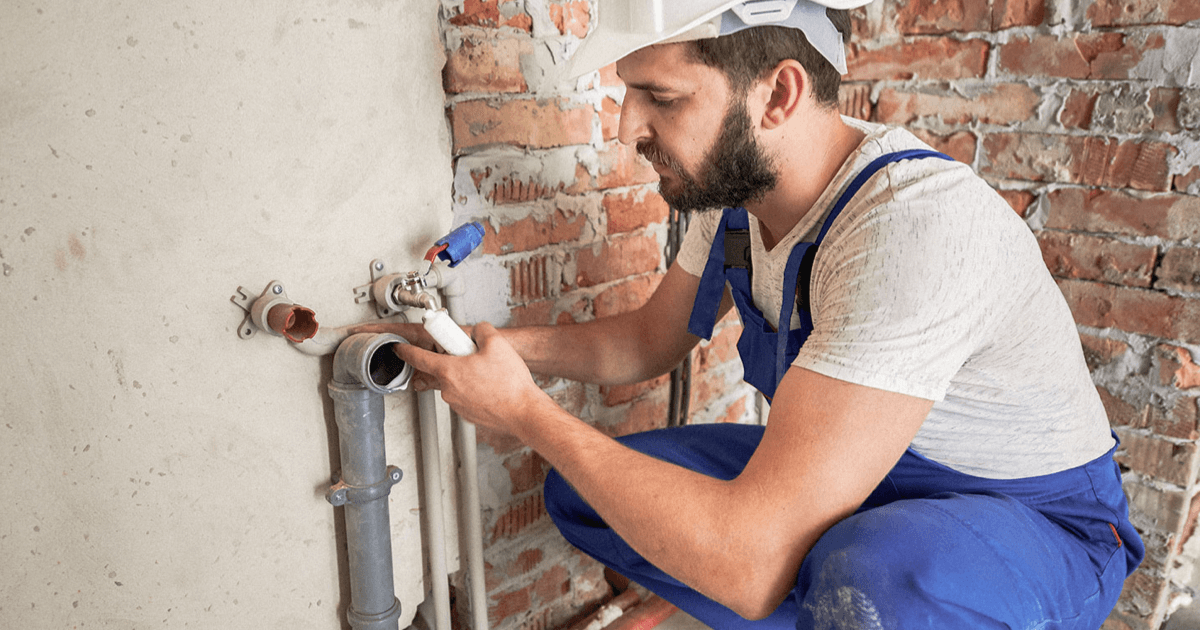 Plumber Engineer Fixing Issue
